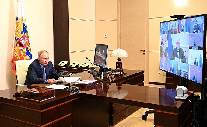 Глава Якутии попросил Путина о дополнительных поставках техники для тушения пожаров
