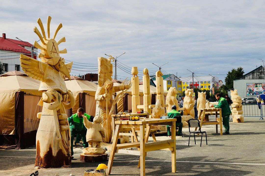Шедевры из бревна. Якутские скульпторы участвуют в конкурсе "Легенды Севера" на Ямале