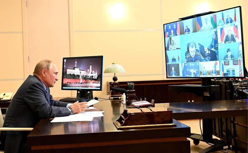 Путин попросил мэра Якутска Евгения Григорьева оценить ситуацию с задымлением
