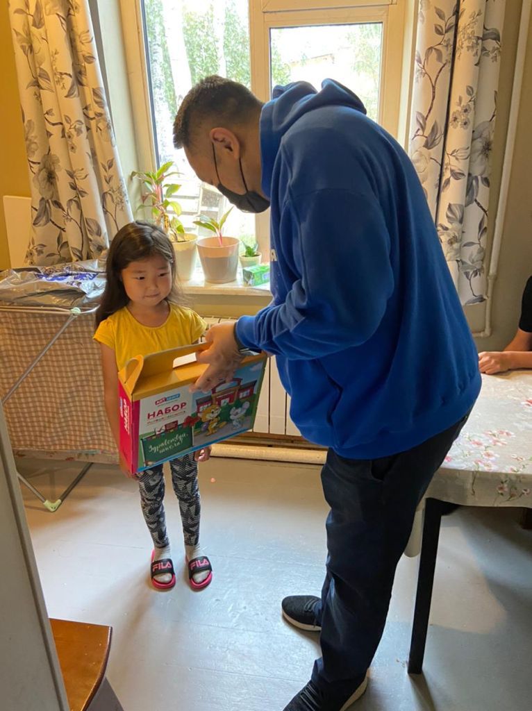 Альберт Семенов вручил детям из малоимущих семей наборы первоклассников