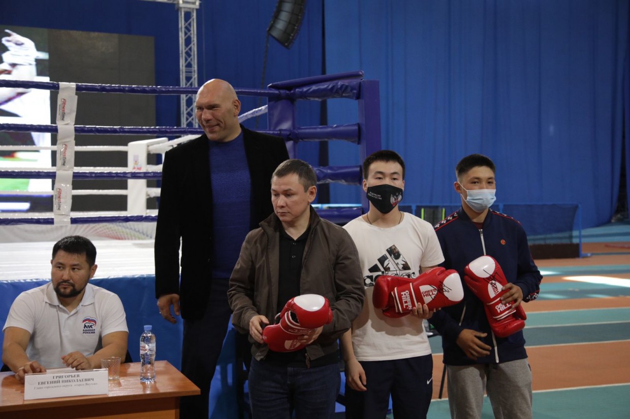 Николай Валуев и Евгений Григорьев встретились с юными боксерами