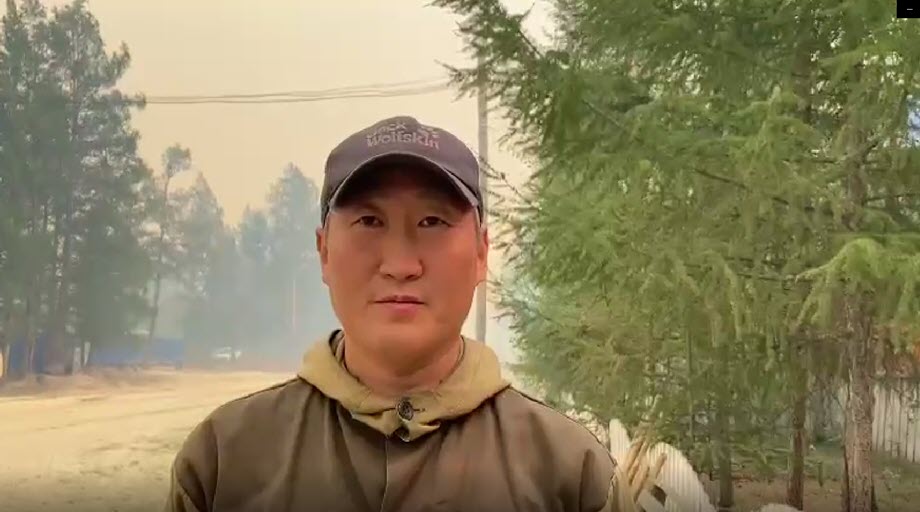 Глава Горного улуса: "Огонь зашел на территорию села. Начинают гореть постройки"