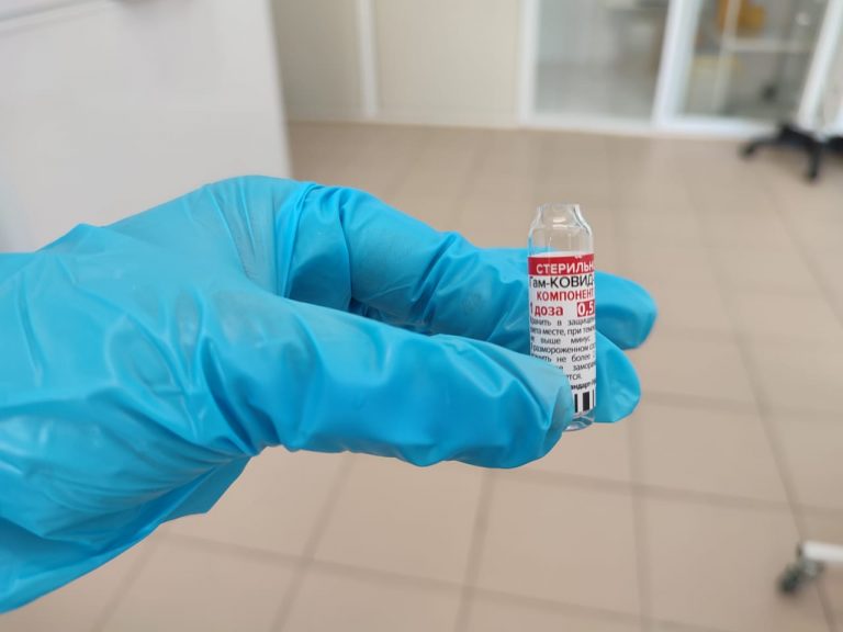 Якутяне жалуются на отсутствие вакцины от коронавируса в столичных поликлиниках