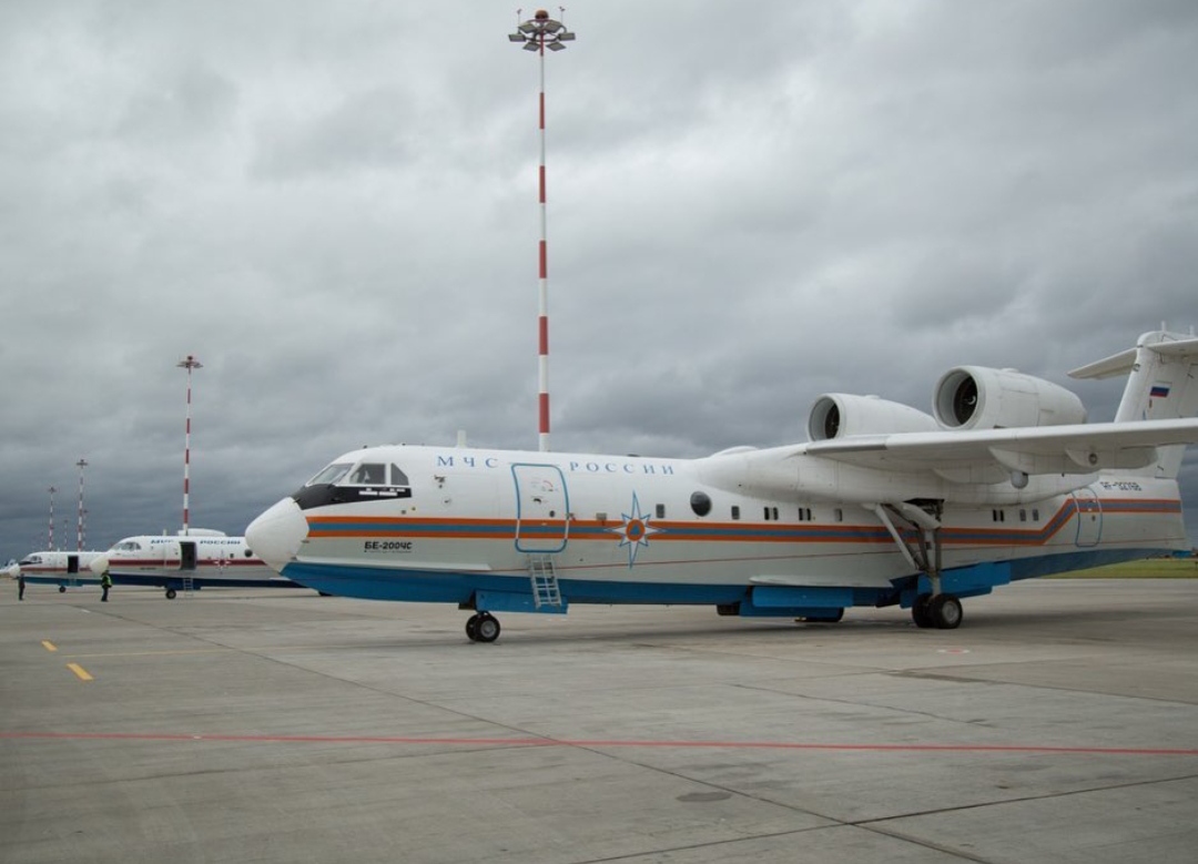 Фотофакт: Три Бе-200 в аэропорту "Якутск"