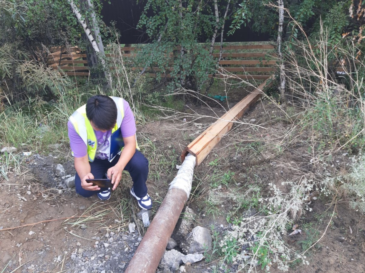 Житель Якутска самовольно проложил трубу под ремонтируемой дорогой