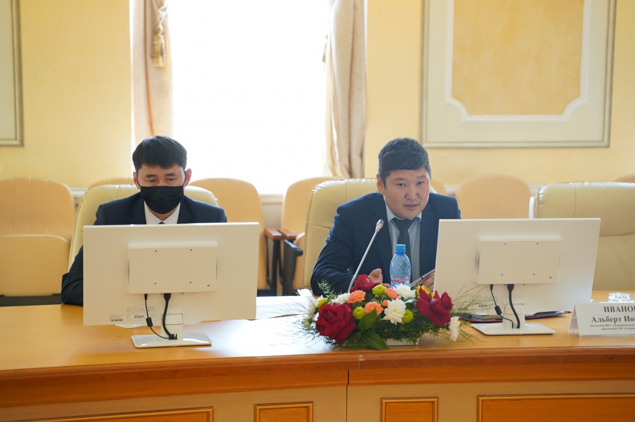 На круглом столе якутские учителя предложили рассмотреть защиту педагогов-мужчин от клеветы в связи с ситуацией с Максимом Местниковым