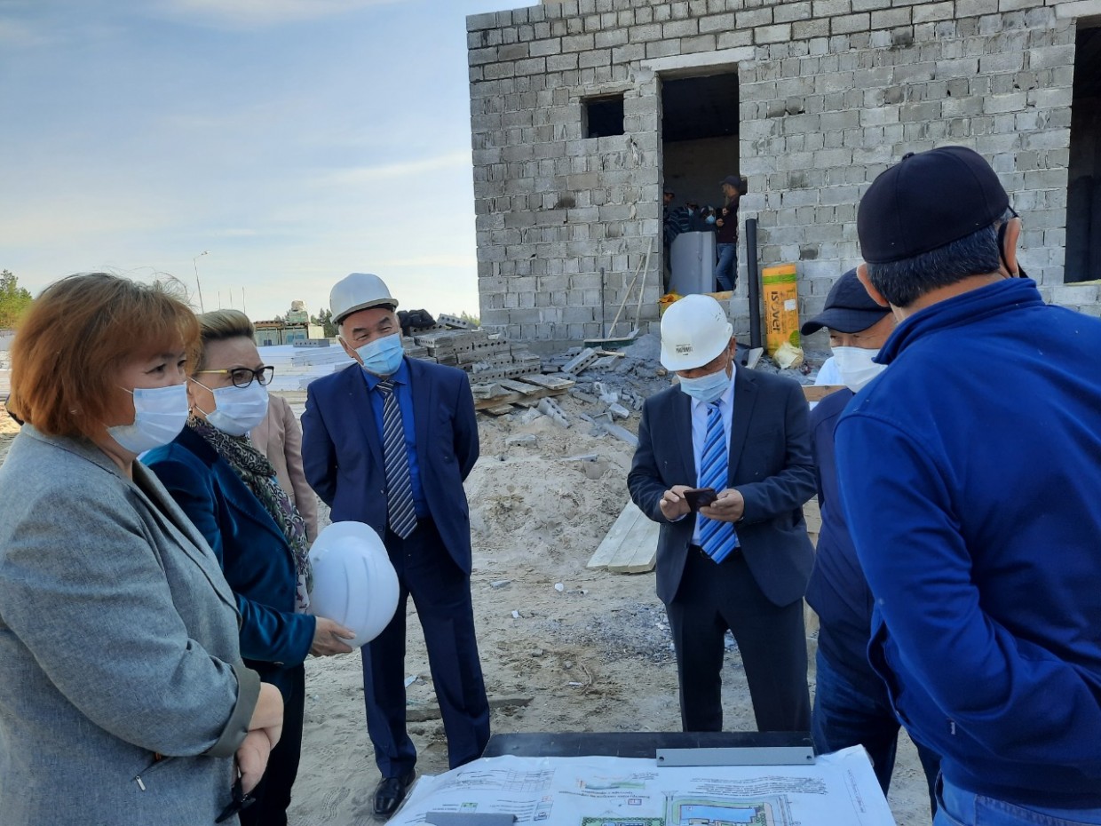 В Вилюйском улусе Галине Данчиковой передали документы о новой школе на 990 мест