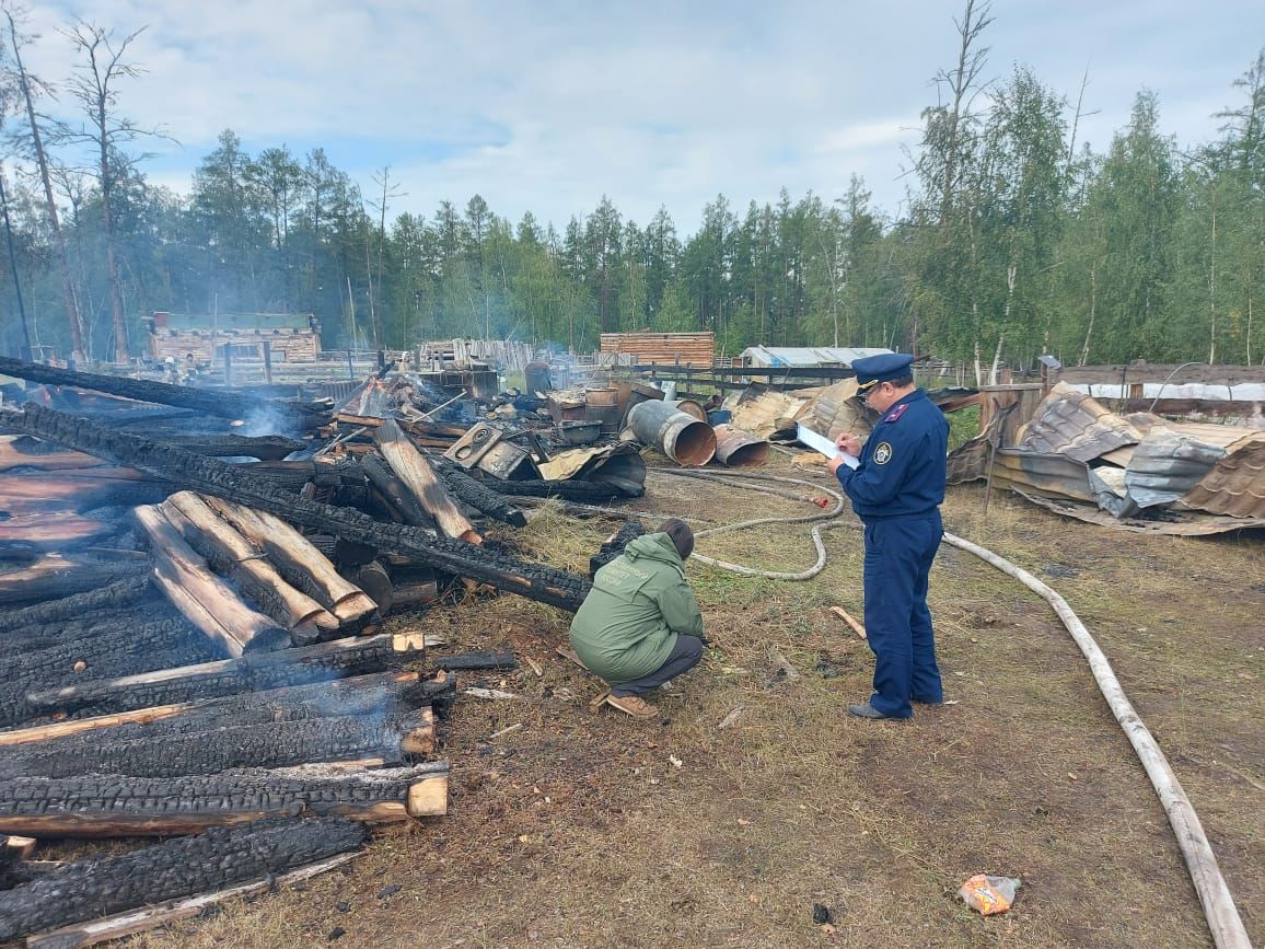 В Намском районе мужчина зарезал жену и пытался убить сына