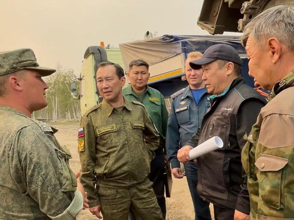 Глава Якутии сообщил, что завтра в республику дополнительно прибудут ещё два самолета БЕ-200 и 200 спасателей МЧС