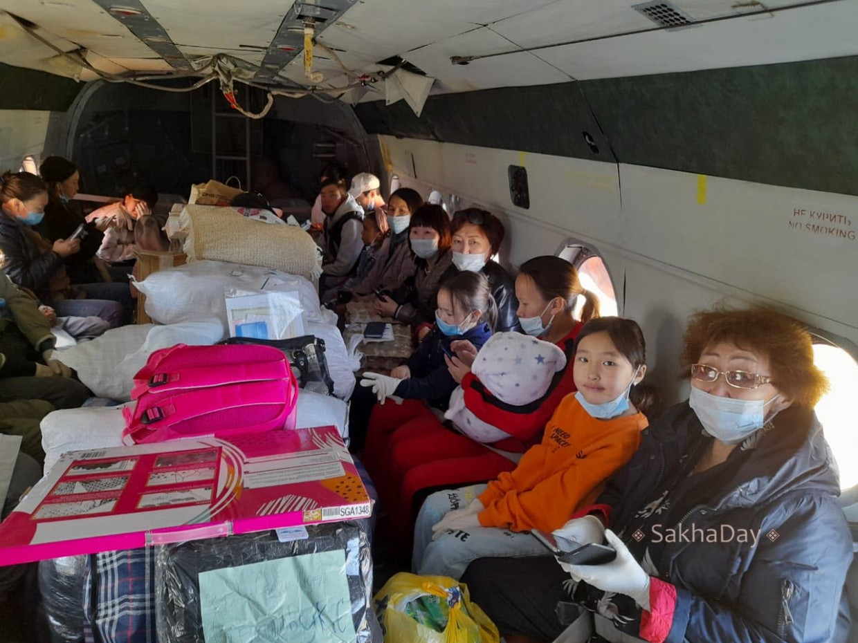 Первый вертолет с жителями Себян-Кюеля улетел на родину. Они ждали рейса 25 дней