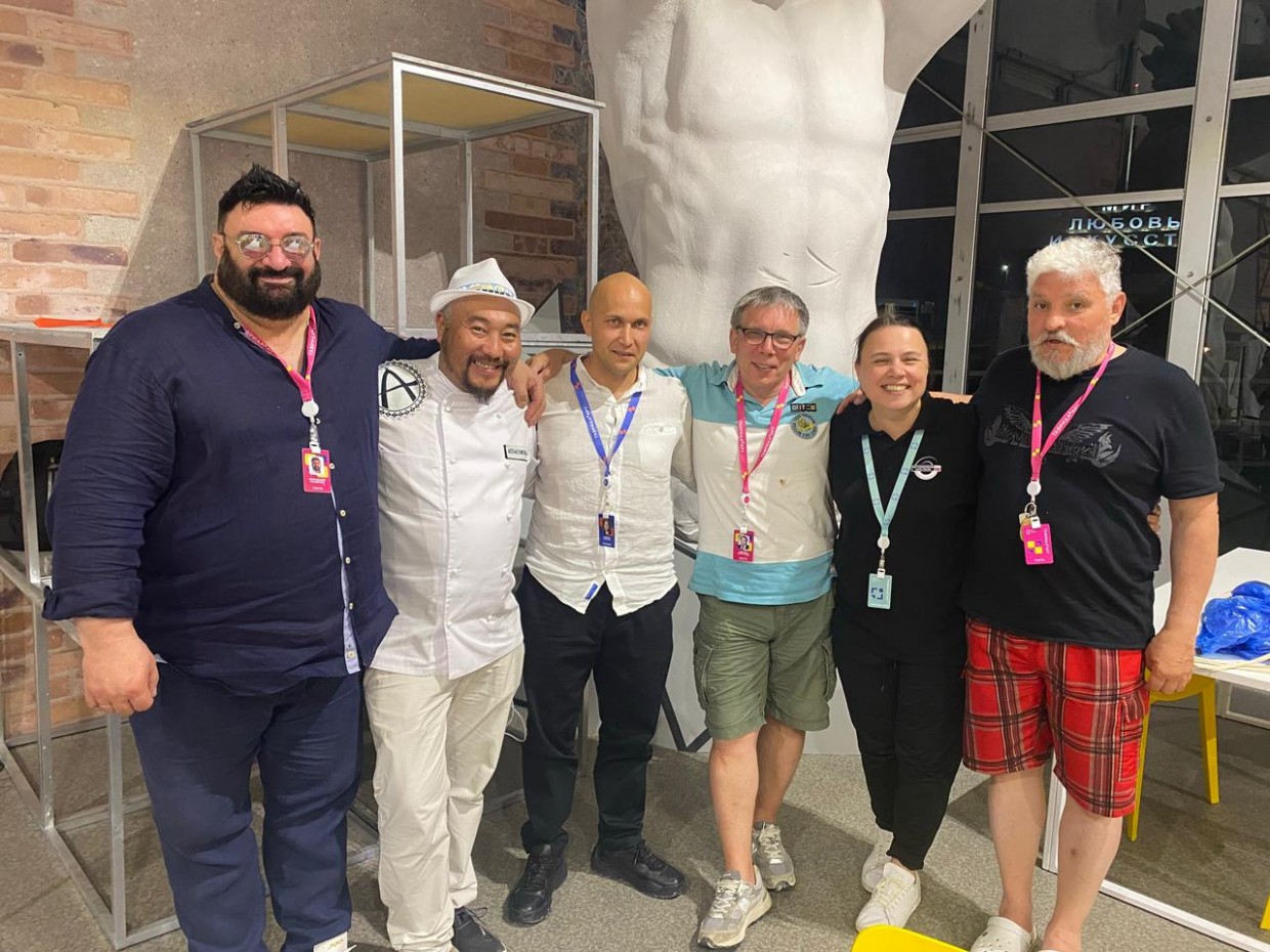 Шеф-повар из Якутии провел кулинарное шоу строганины и индигирки в Крыму