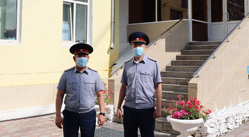 Сотрудники УФСИН спасли людей из горящего дома