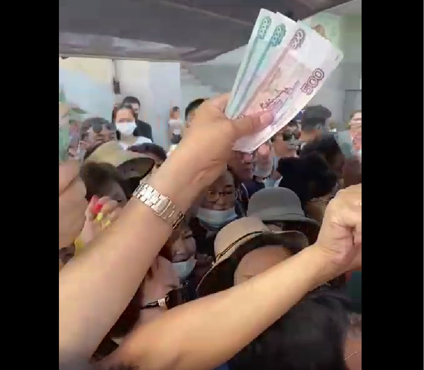 Ягодный ажиотаж. В соцсетях обсуждают дикую давку за голубикой в Якутске