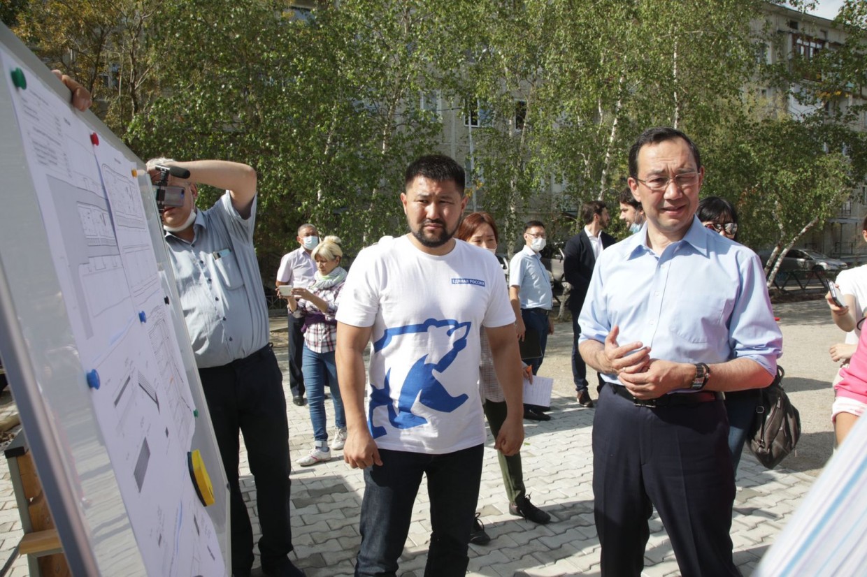 Айсен Николаев проверил ход ремонта дорог и благоустройства дворов в Якутске