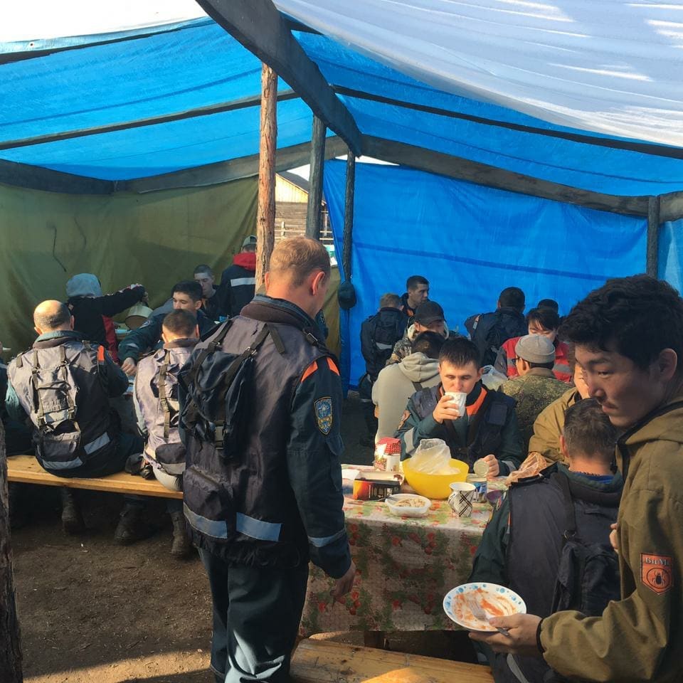 "Дожди разрядили обстановку, но кухня работает в полном режиме", - актер Анатолий Кириллин передает из Намского улуса