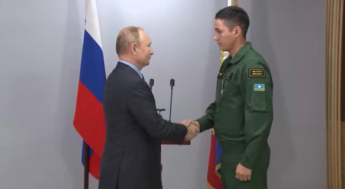 Путин в Благовещенске вручил награды якутским огнеборцам