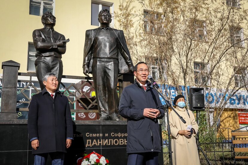 В день государственности Якутии в столице республики открыли памятник народным писателям Семёну и Софрону Даниловым