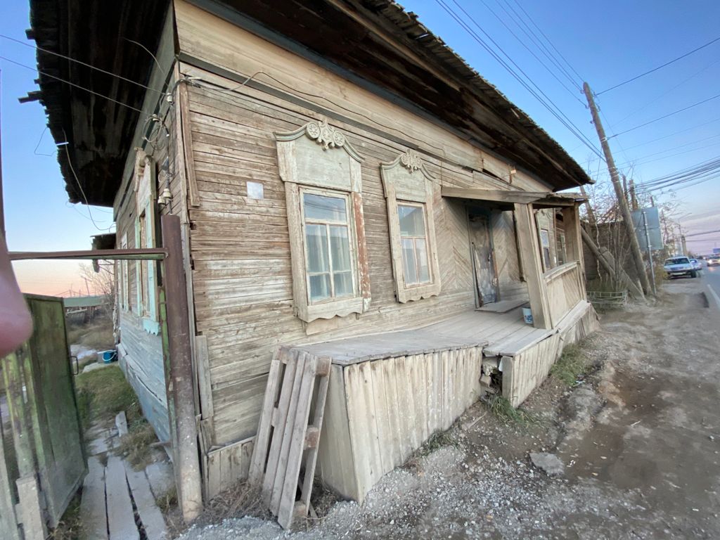"Зданию почты 110 лет и туалет на улице". Жители Мархи требуют постройки новой почты