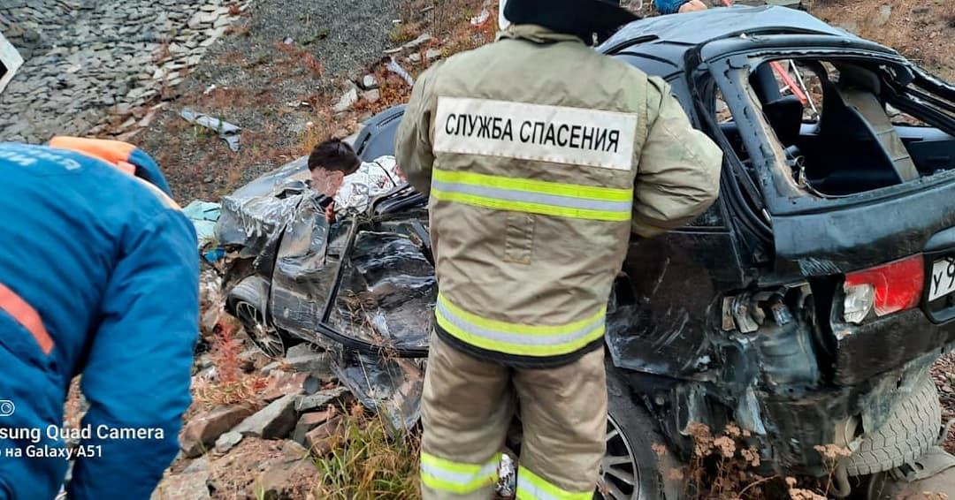 В Якутии спасатели спасли пассажира, заблокированного в улетевшей с трассы машине