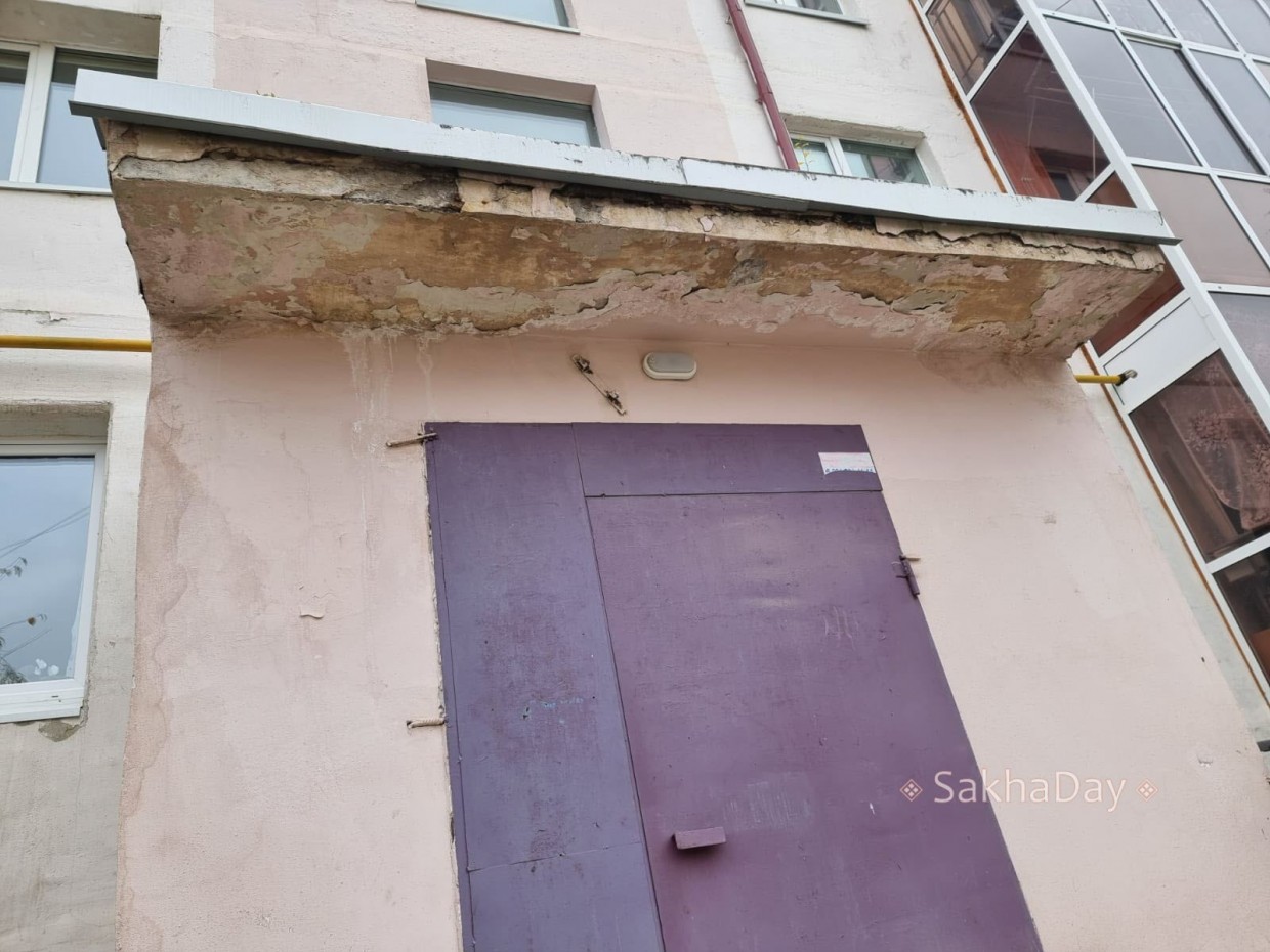 Кусок штукатурки упал на голову ребенка в Якутске