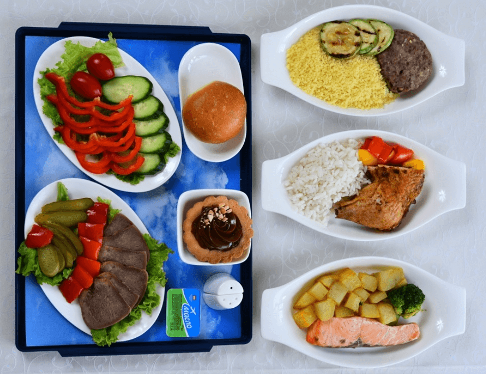 Житель Якутска возмущен тем, что во время перелета из Владивостока раздали еду только чиновникам