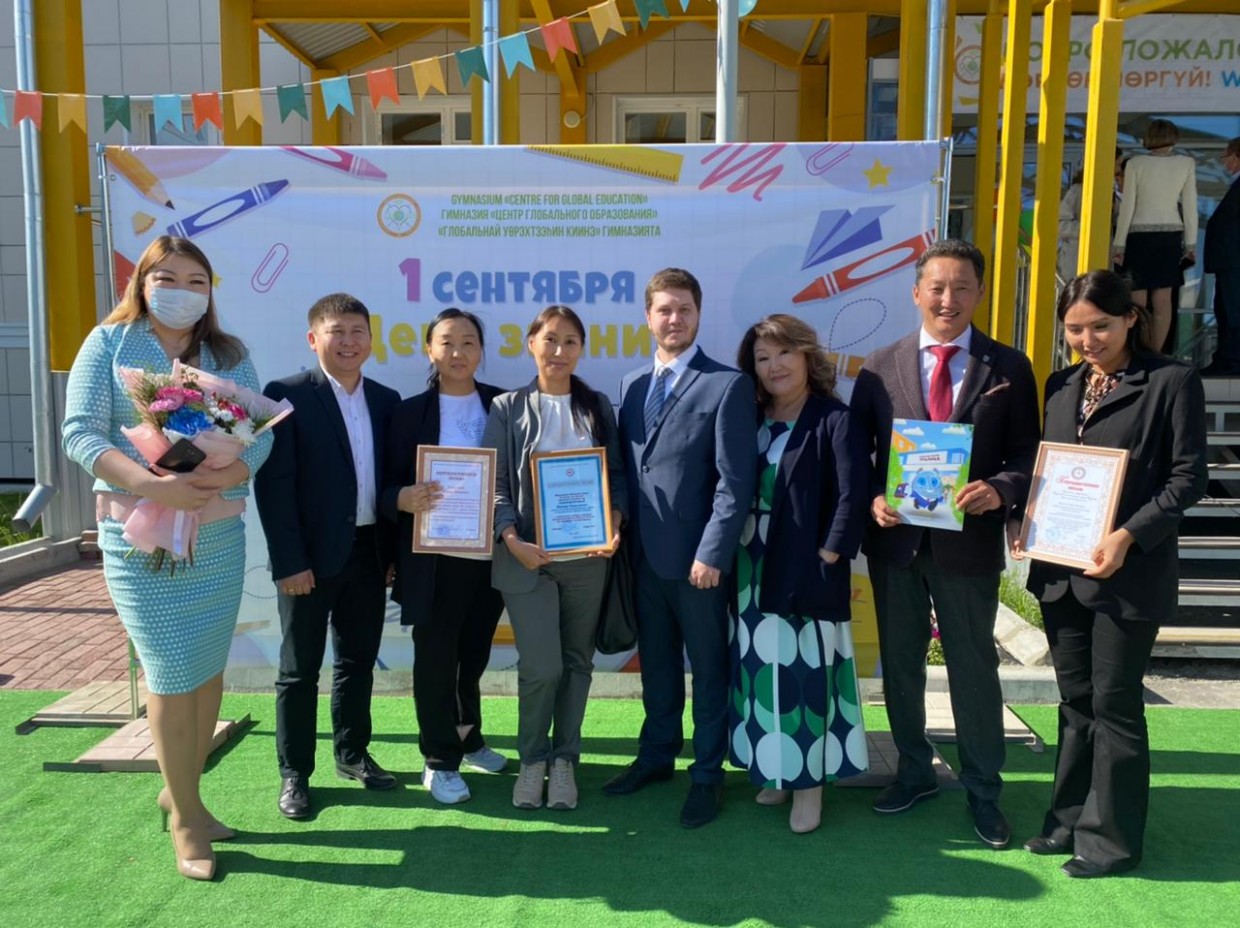 Алмазэргиэнбанк поздравил первоклассников Якутска и воспитанников Мохсоголлохского детского дома  с Днём знаний