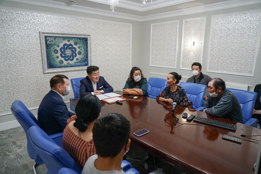 Банковская группа АЭБ взяла шефство над многодетной семьей из села Бясь-Кюель Горного улуса