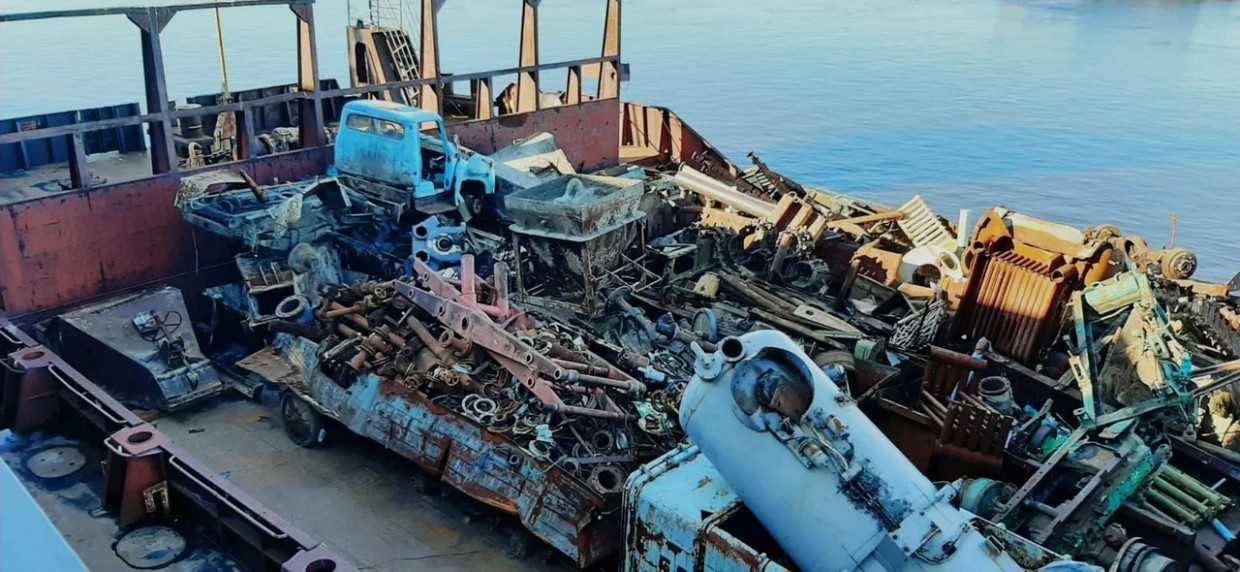 «Чистая Арктика» перебрасывает первые тонны металлолома на переплавку