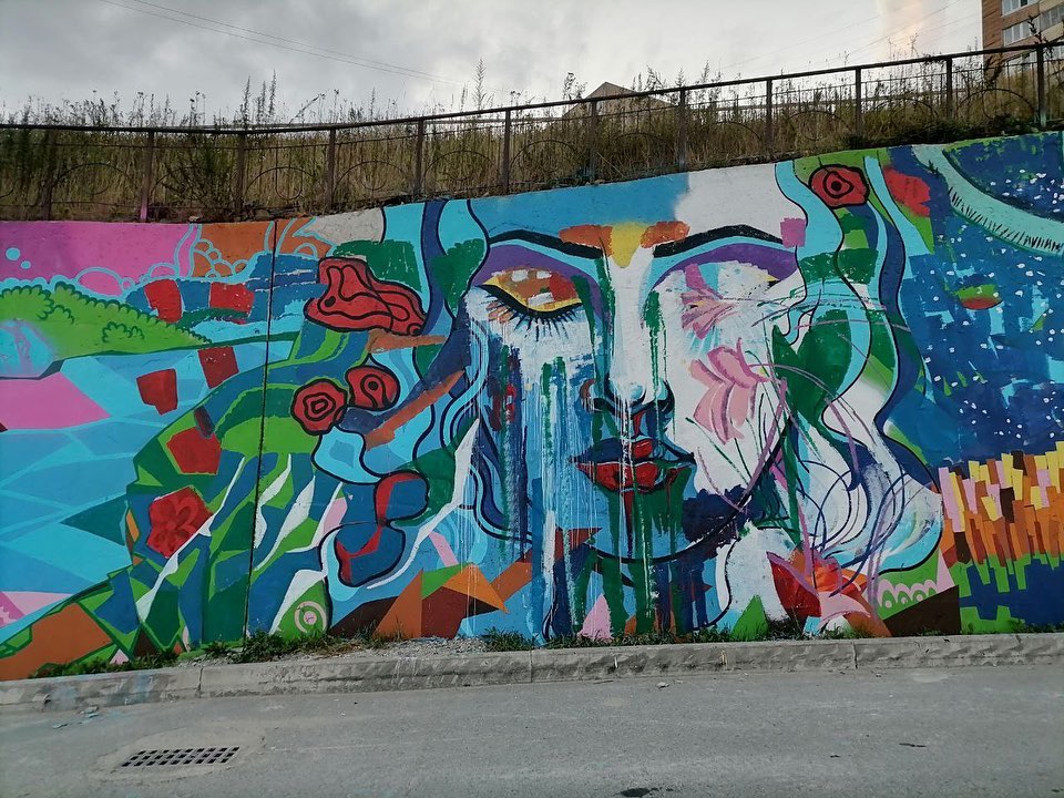 Во Владивостоке появился мурал с картинами якутской художницы Кыыдааны Игнатьевой