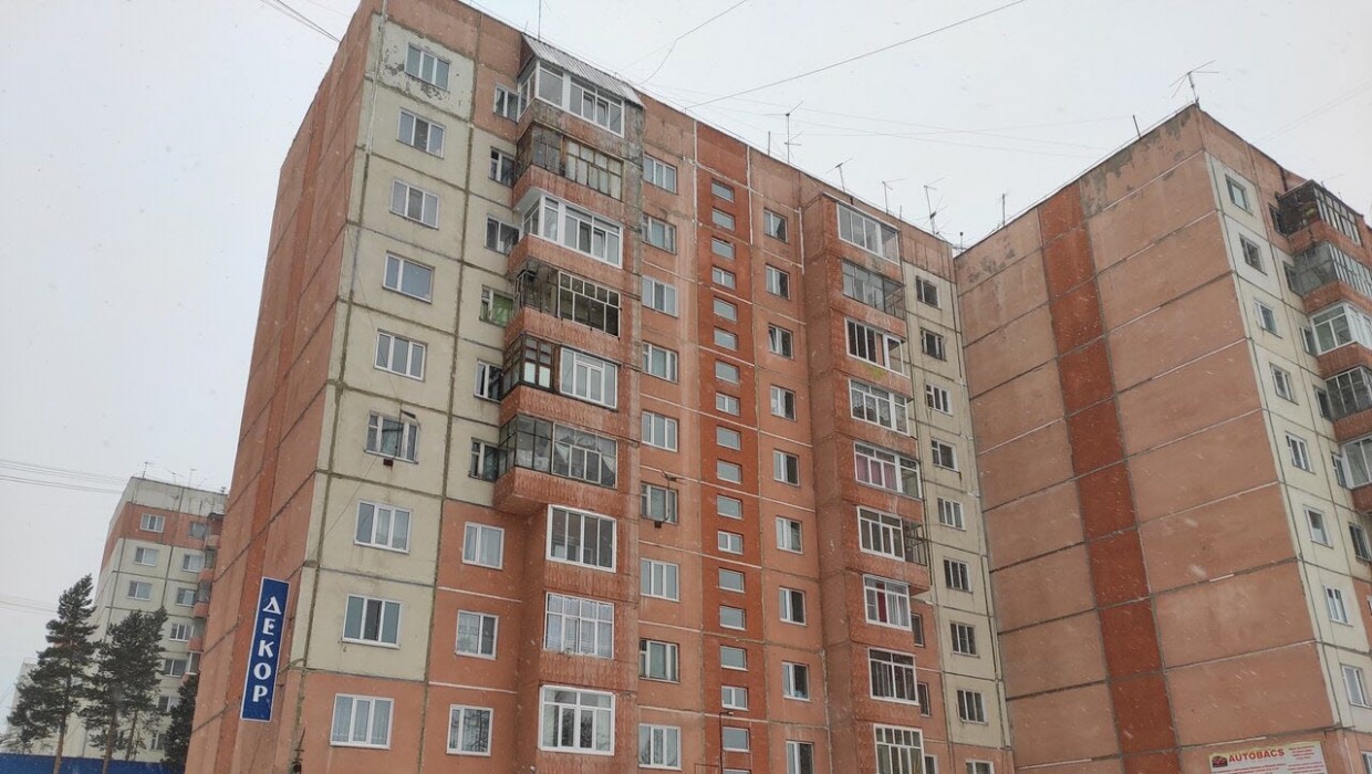 В Минздраве сообщили о состоянии упавшей с 8-го этажа в Нерюнгри девочки