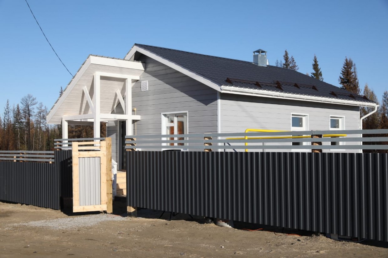 Глава Якутии в селе Бясь-Кюёль вручил семье Саввиных ключи от нового дома