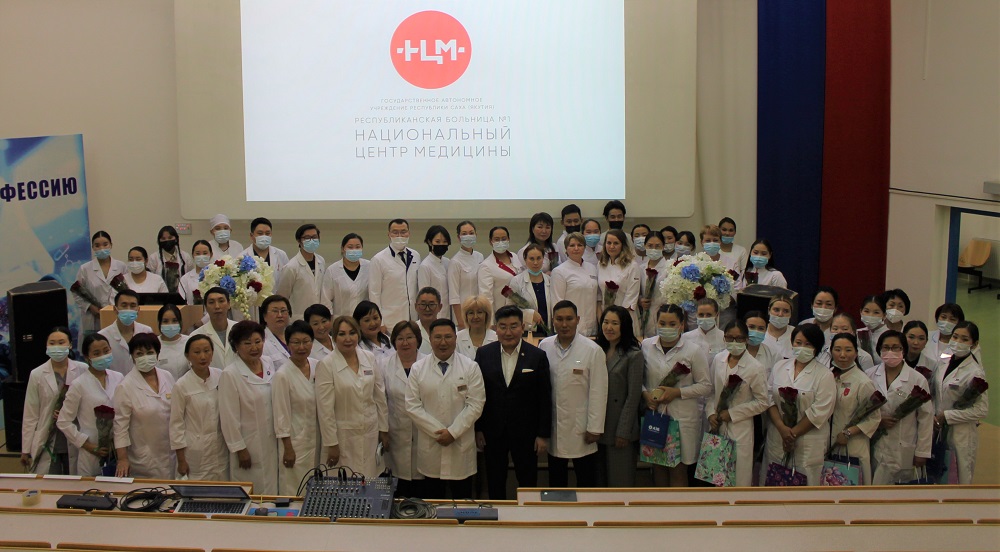 Николай Долгунов поздравил молодых врачей Медцентра Якутии с посвящением в профессию