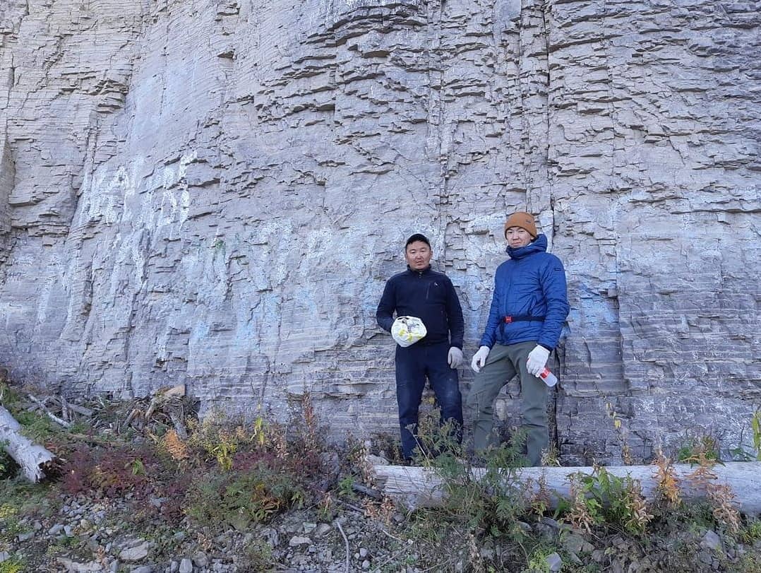 Скалолазы и школьники очистили Ленские столбы от вандальных надписей