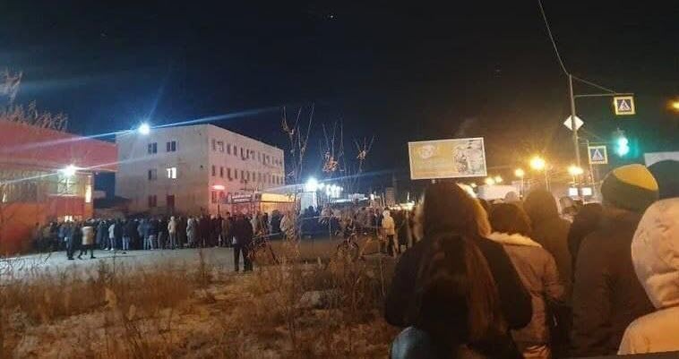 В Якутске артисты с аппаратурой убежали с нелегального концерта во время визита полиции