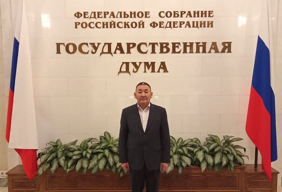 Депутат Госдумы Петр Аммосов передал приветы из Москвы депутатам Ил Тумэна