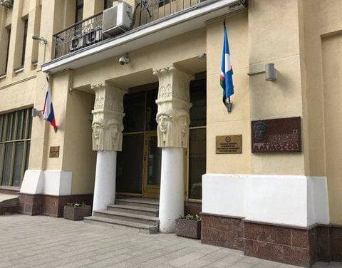 Айсен Николаев работает в Москве