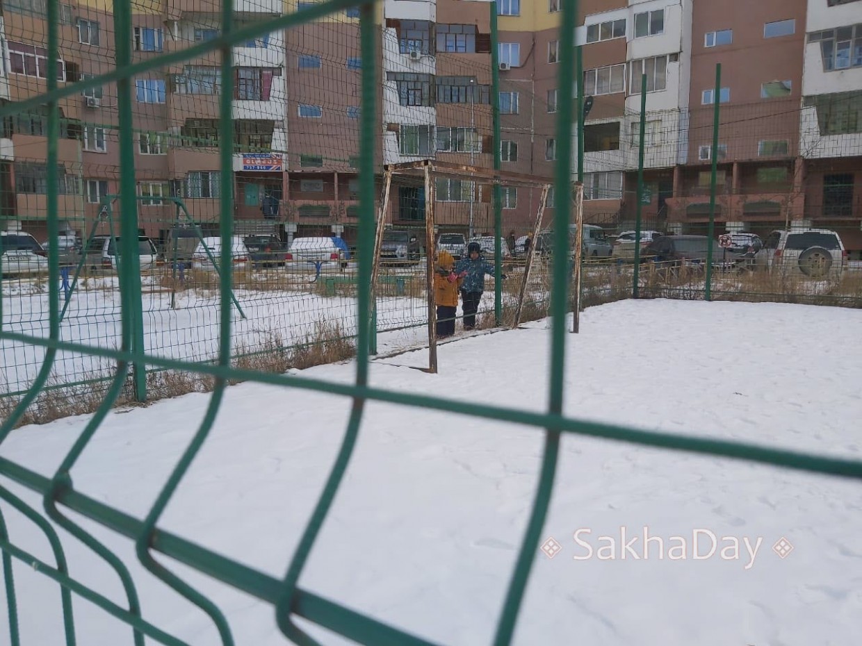 Жители дома в Якутске жалуются на закрытие спортивной площадки у дома в дни каникул