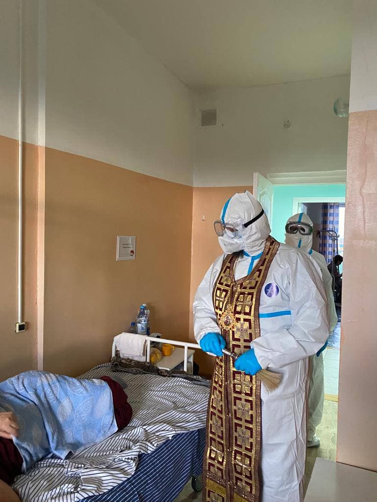 В Якутии архиепископ Роман совершил молебен в "красной" зоне