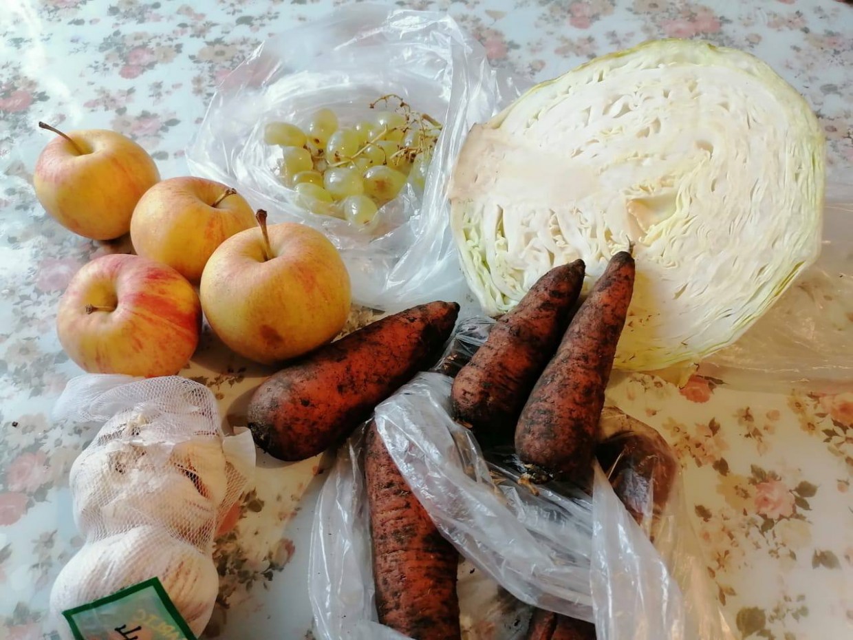"Продукты мы разделили на 59 семей,  которым досталось 12 кг картошки,  несколько яблок и  капуста ", - администрация села Джаргалах о "зеленом" рейсе