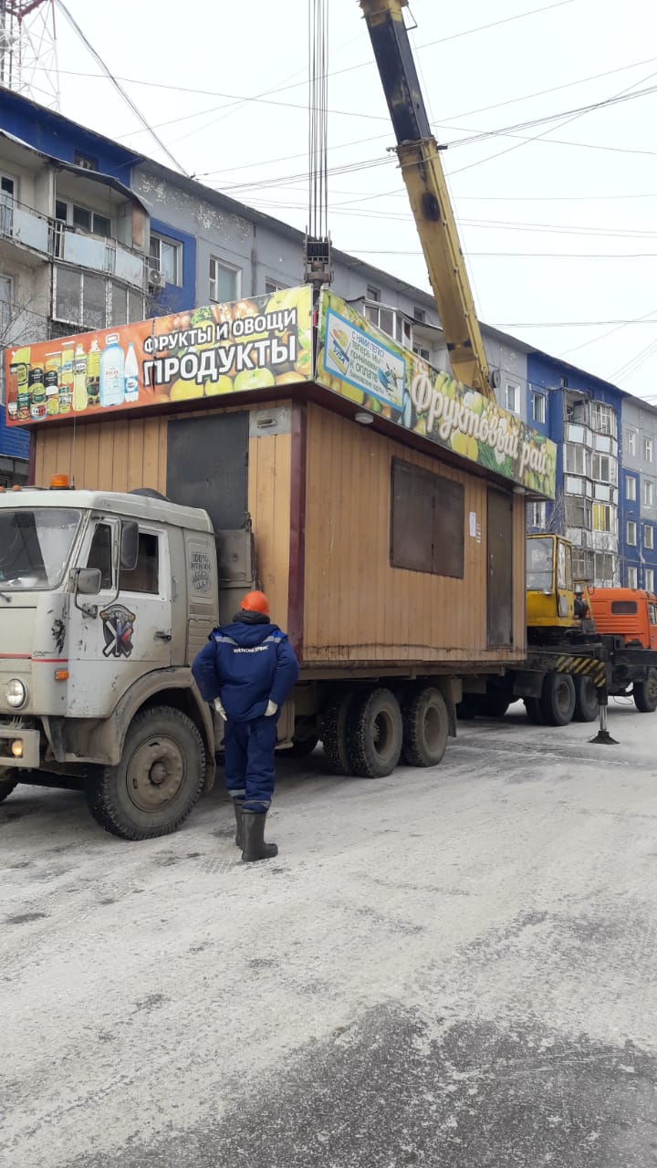 Неправомерно размещенный киоск демонтировали в Якутске