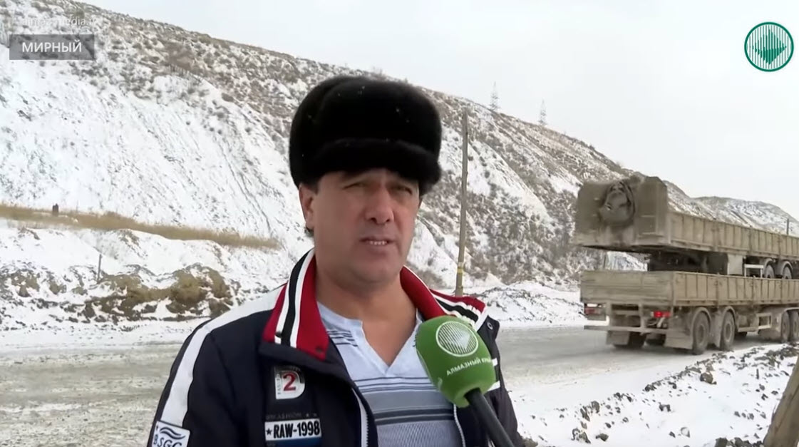 Водитель АЛРОСА остановил УРАЛ с мертвым человеком за рулем