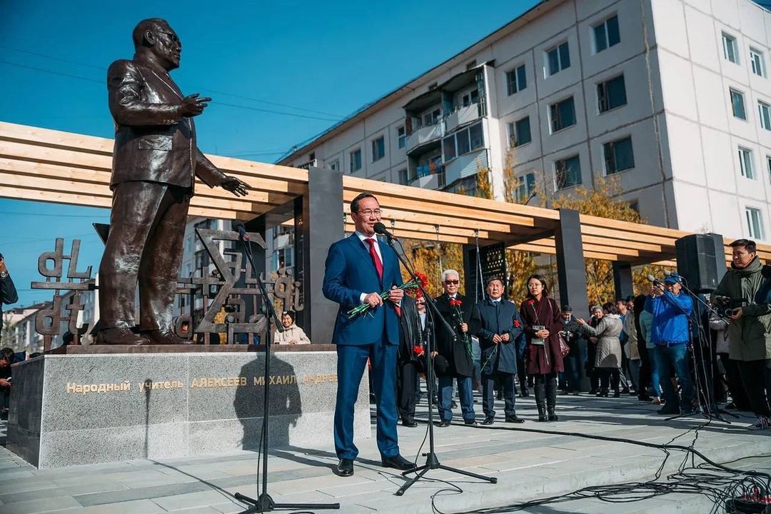 Глава Якутии Айсен Николаев поздравляет с Днём Учителя