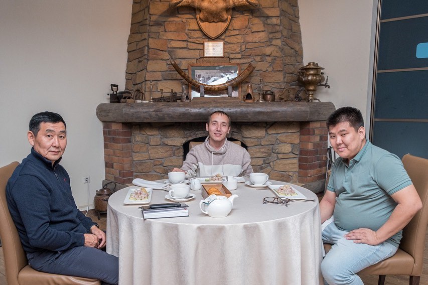 "Мне не нравится, когда нас называют оппозиционерами", - бизнесмен Афанасий Алексеев встретился с мэром Нюрбы и блогером