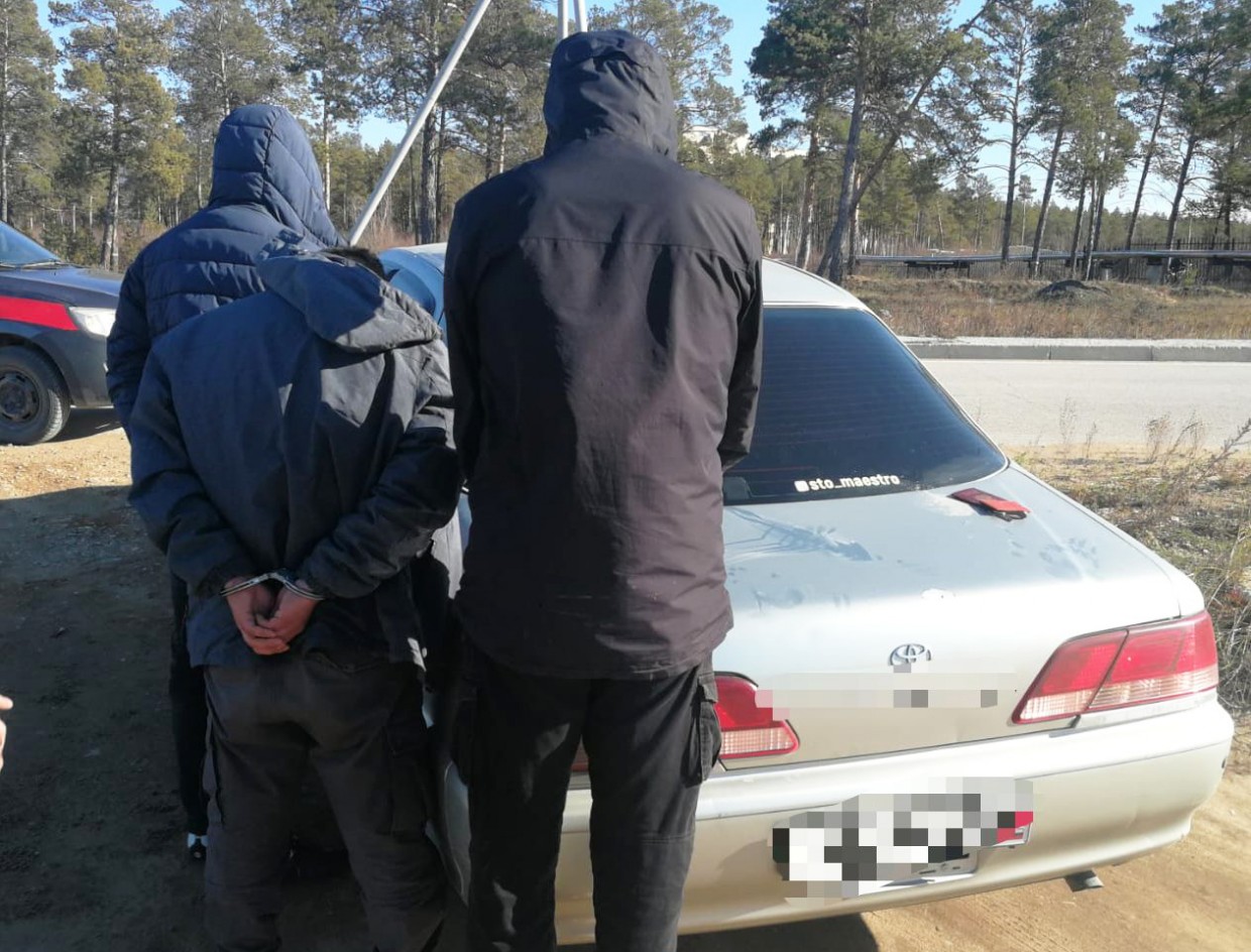 В Якутске внимание росгвардейцев привлекли мужчины, искавшие что-то в зарослях