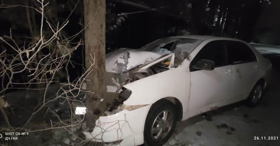 В Якутске водитель врезался в дерево