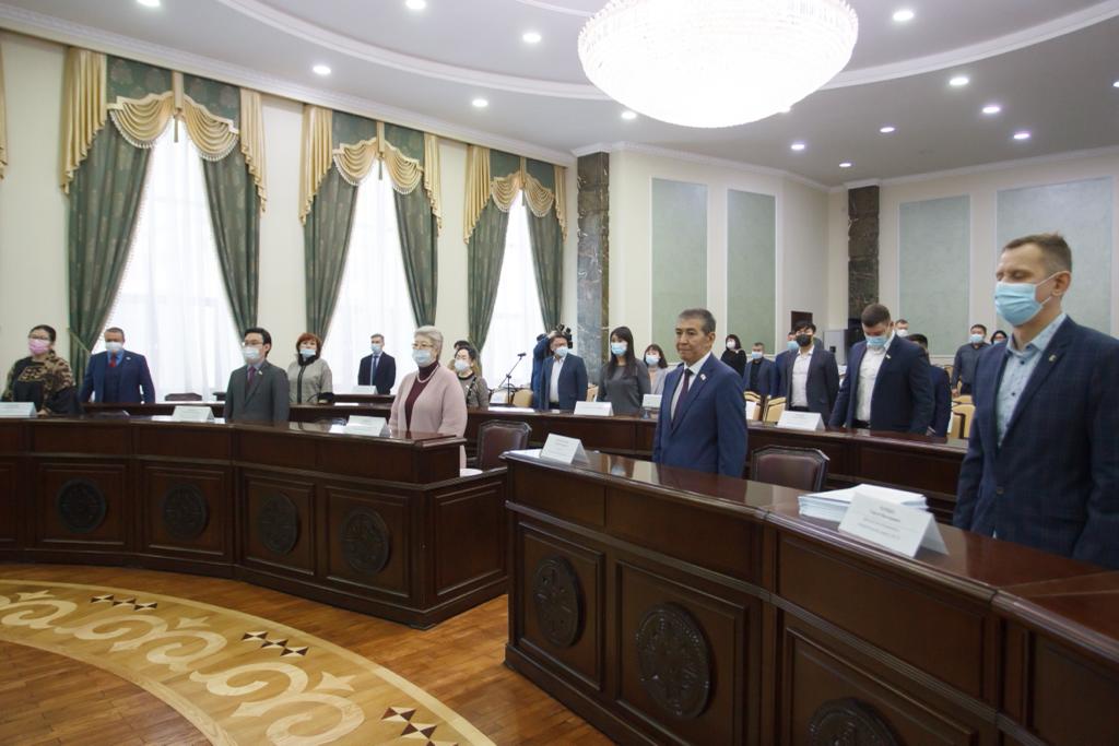 Депутаты приняли бюджет Якутска в первом чтении: новая школа, приватизация МУП "Аптеки Якутска", недостаток средств по ЖКХ