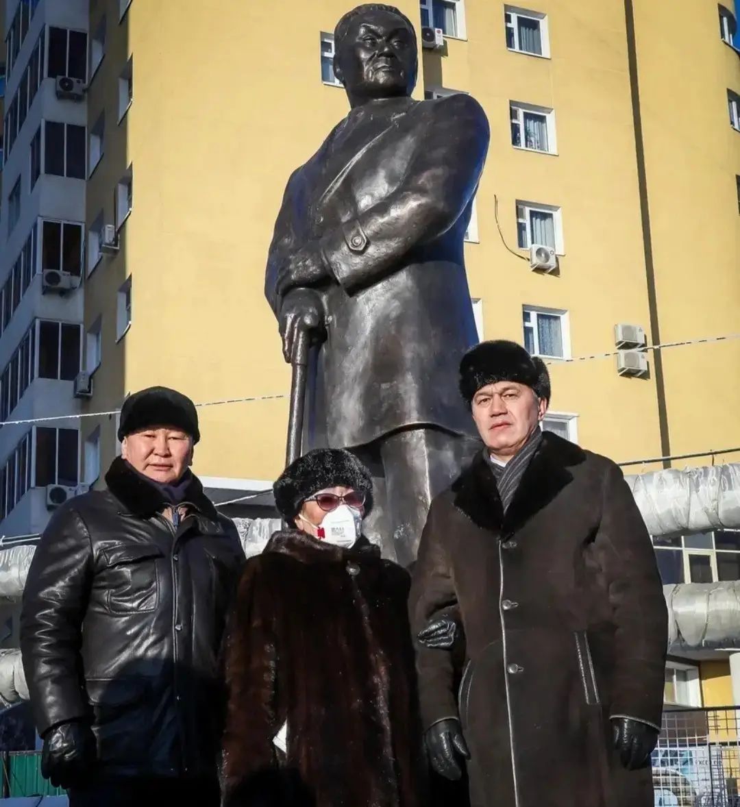 Глава Сунтарского улуса принял участие в торжественном открытии сквера в Якутске