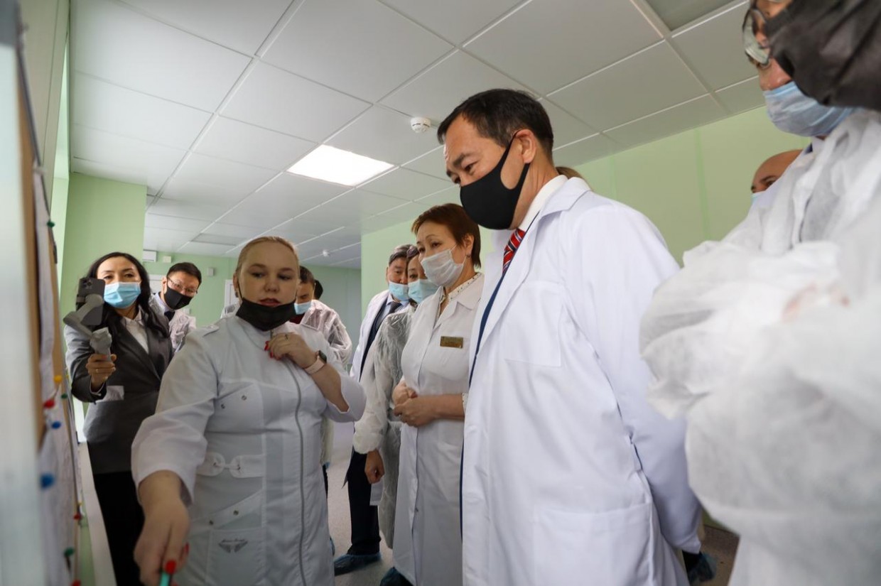 Айсен Николаев: привлечению медицинских кадров необходимо уделять особое внимание