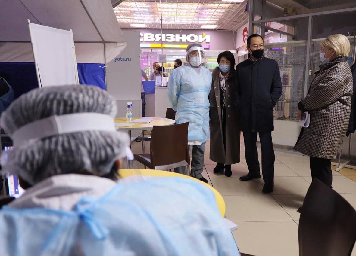 Айсен Николаев проверил работу пунктов вакцинации в Якутске