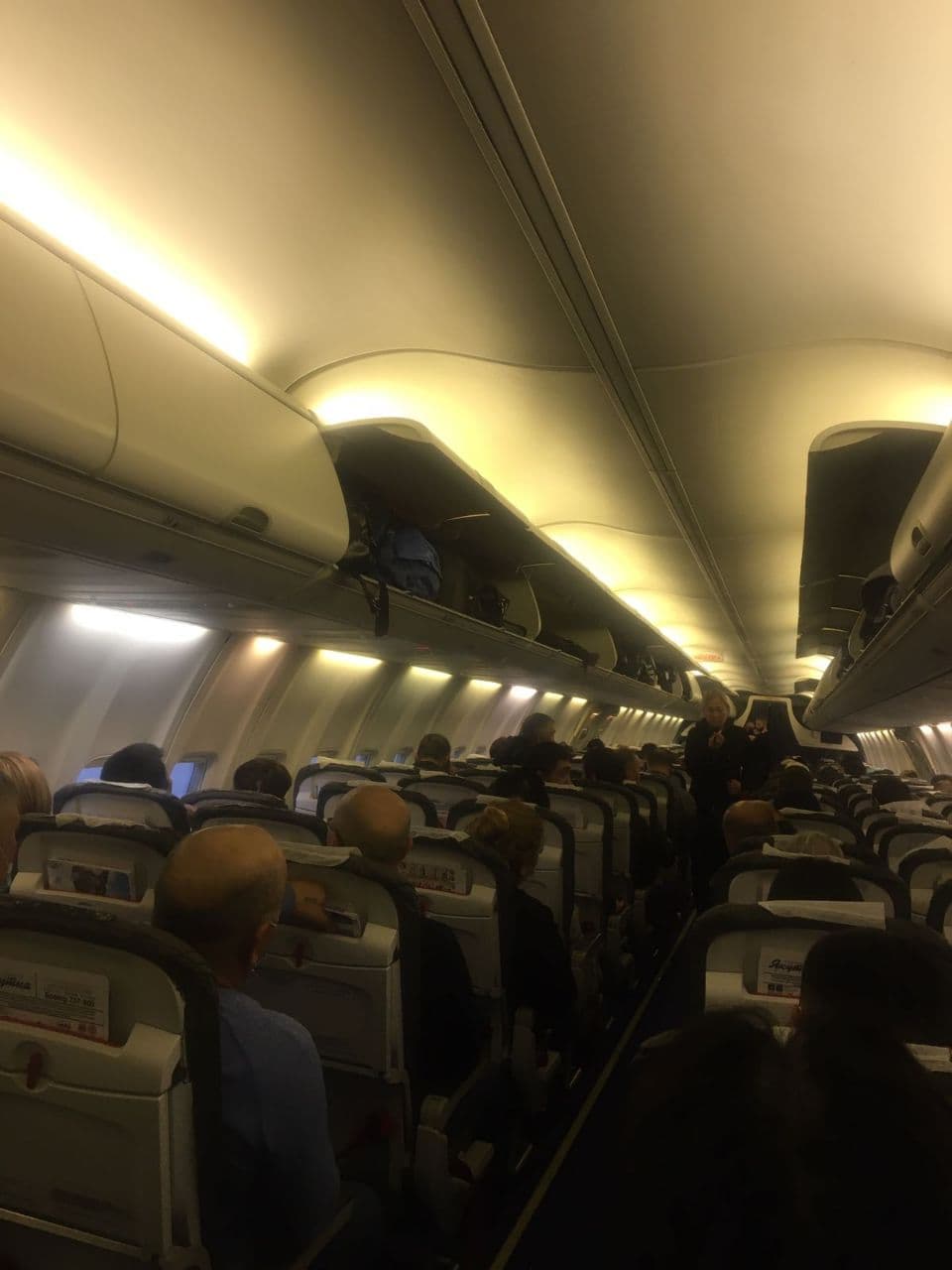 Авиакомпания "Якутия" сообщила, что кормила пассажиров. Но отключила комментарии к посту